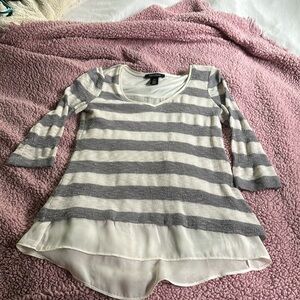 White House Black Market gray & white knit top. Size XXS